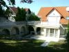 II/A kerületben Széphalmon, csendes zsákutcában, felújított nappali+5 szobás, panorámás, belső úszómedencés luxusikerház fél eladó.